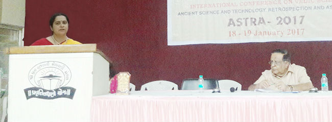 शोधप्रबंध सादर करतांना महर्षि अध्यात्म विश्‍वविद्यालयाच्या डॉ. (श्रीमती) ज्योती काळे (डावीकडे)